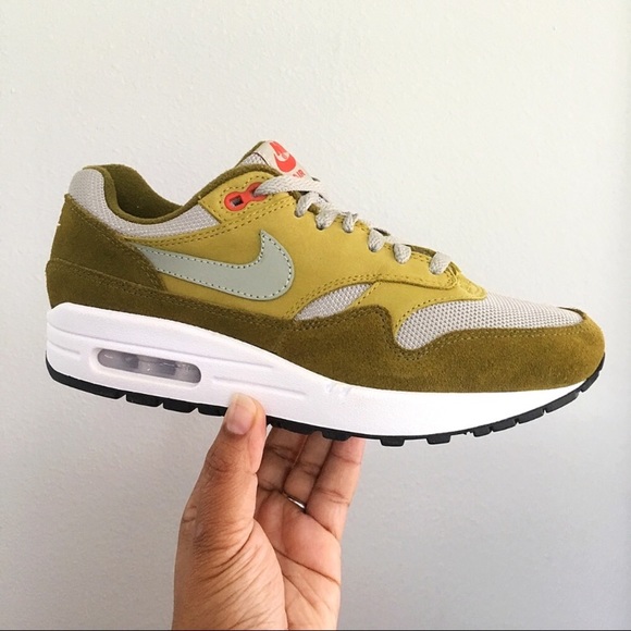 olive green air max womens